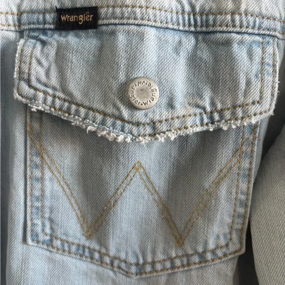 Wrangler Denim Jean Jacket sz L/XL NWOT light wash crop fringe waist button up - Picture 7 of 9